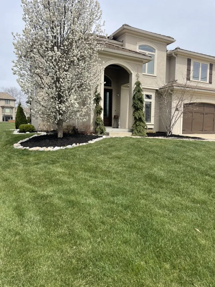 Expert yard cleanup service experts serving Lee's Summit, MO - MULCH KC