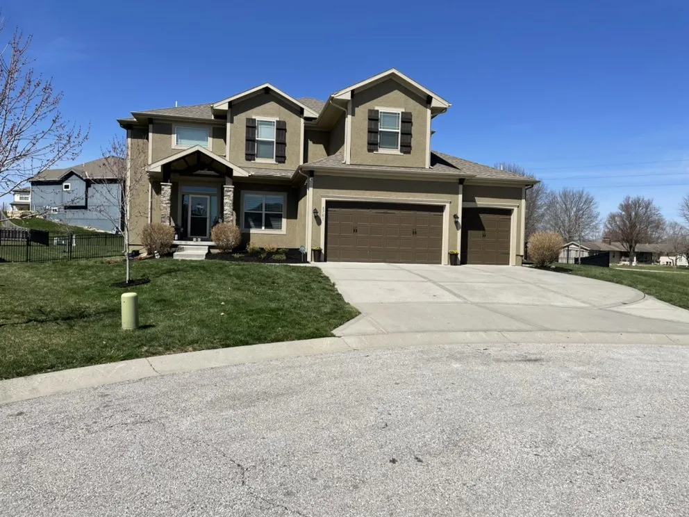 Reliable lawn mowing service with custom design in Lee's Summit, MO by MULCH KC