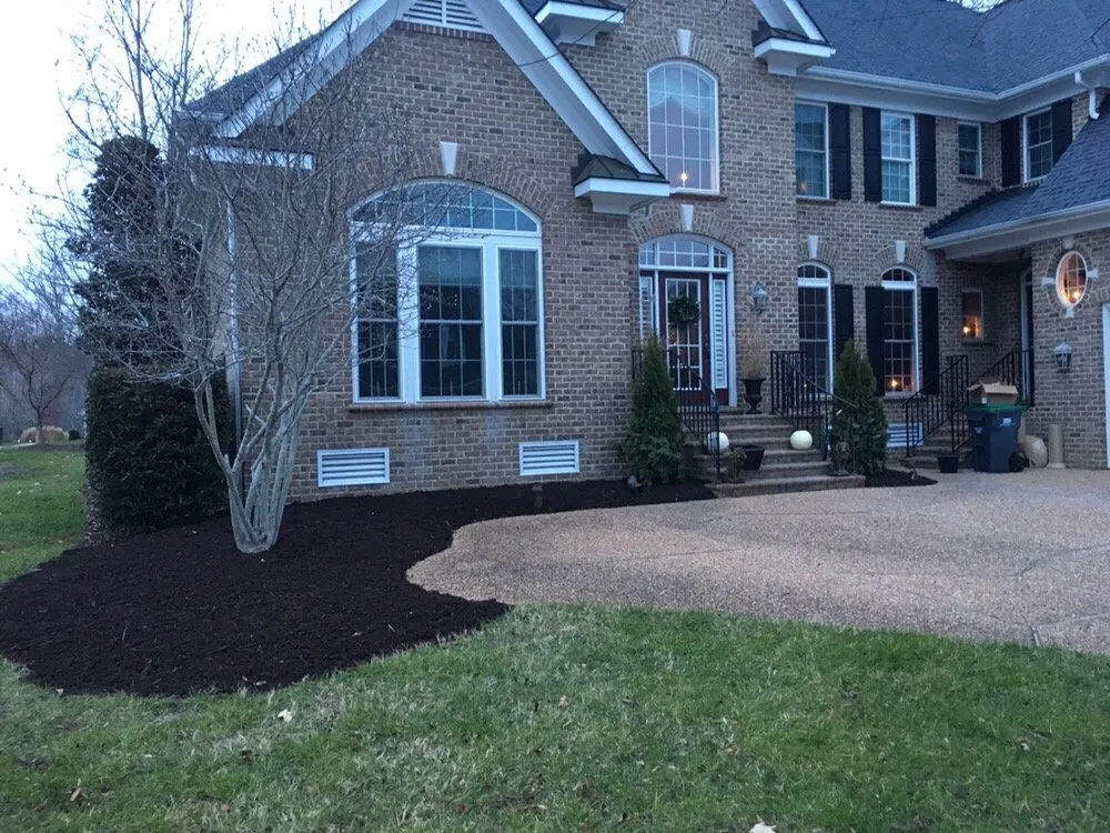 Top-rated outdoor landscaping in Williamsburg, VA by Mulch 'n' More Professionals