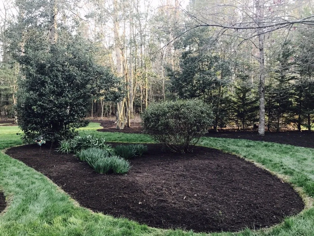 Affordable garden landscaping for beautiful yards in Williamsburg, VA by Mulch 'n' More Professionals