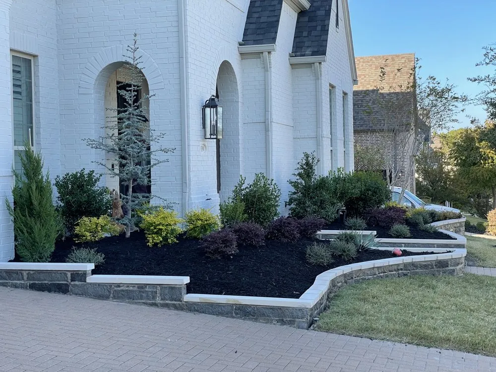 Custom yard maintenance in Carrollton, TX by Mulch Services