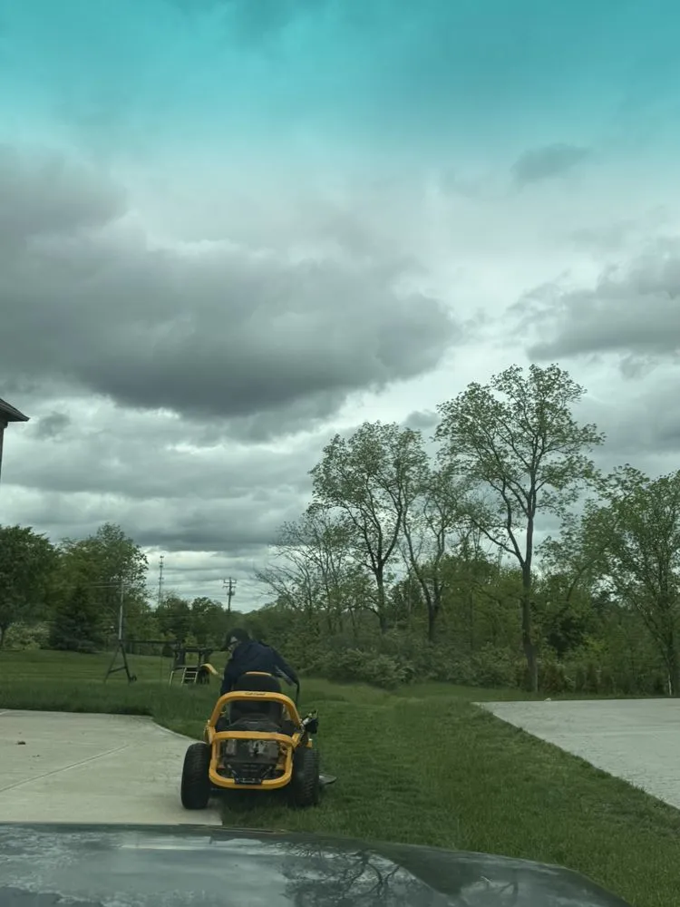 Expert lawn care service experts serving Cincinnati, OH - Multi Tree