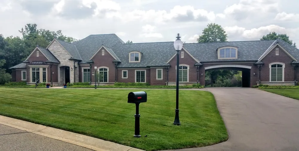 Custom yard cleanup service for beautiful yards across Utica, MI - Munaco Landscape