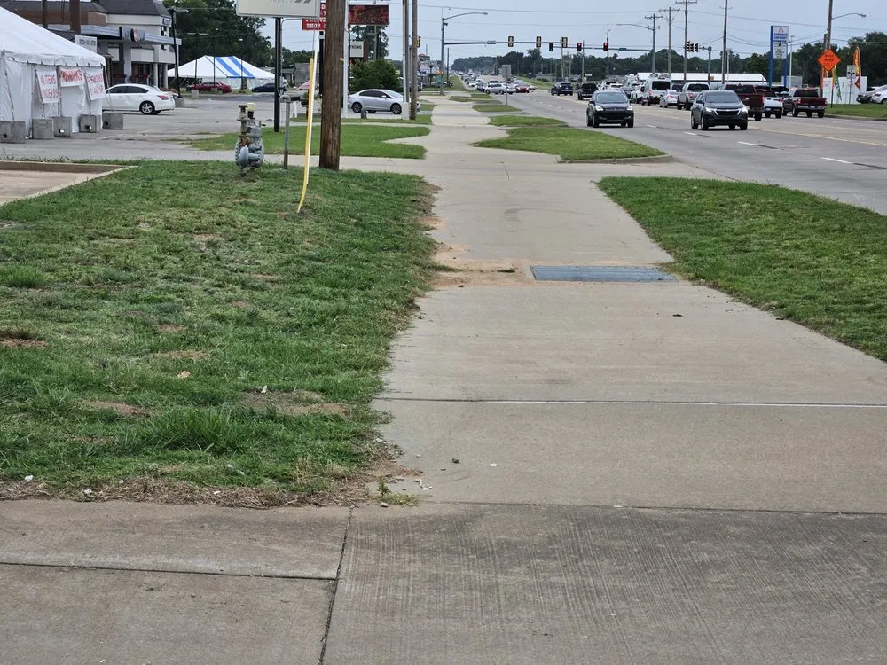 Top-rated lawn care service in Bixby, OK - Murray's Bug & Weed