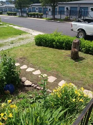 Murray's Lawn Care And Landscaping Logo