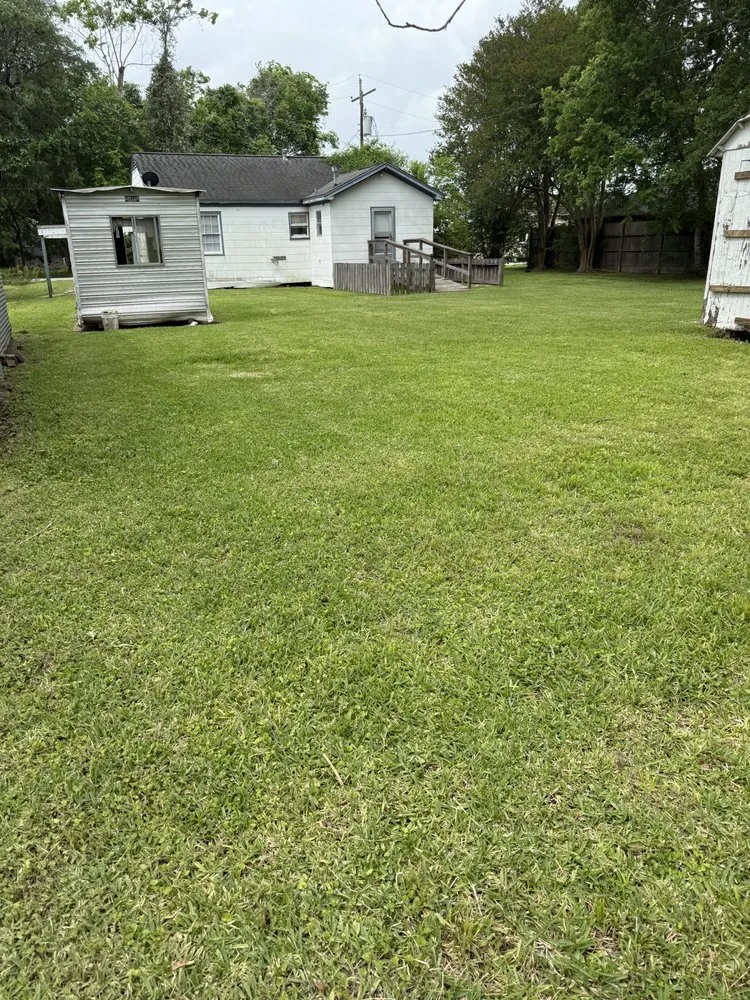 Custom outdoor landscaping in Huffman, TX by Musclehead Services