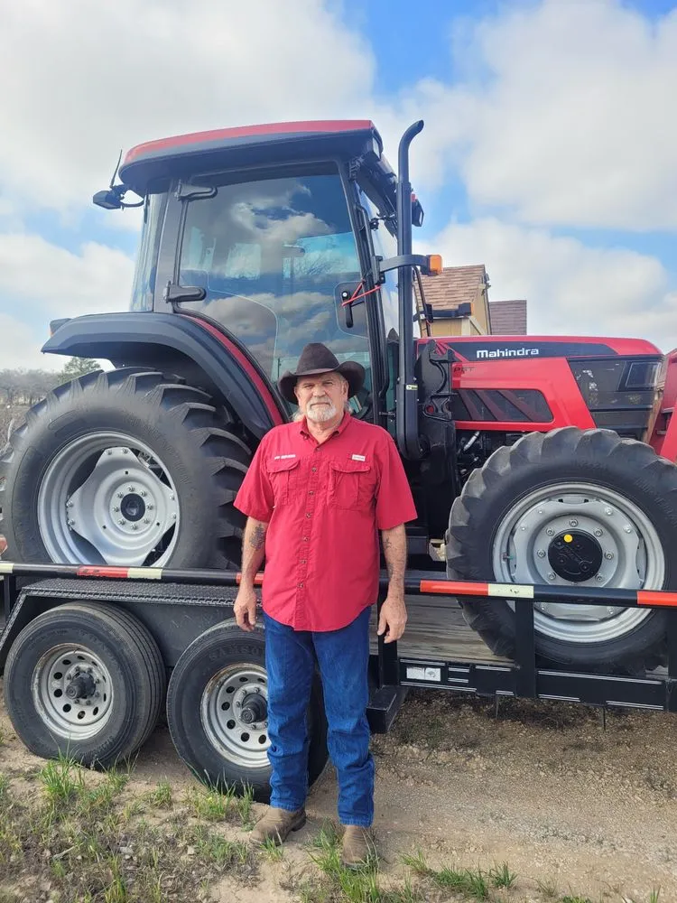 Local yard cleanup service experts serving La Vernia, TX - MW Services