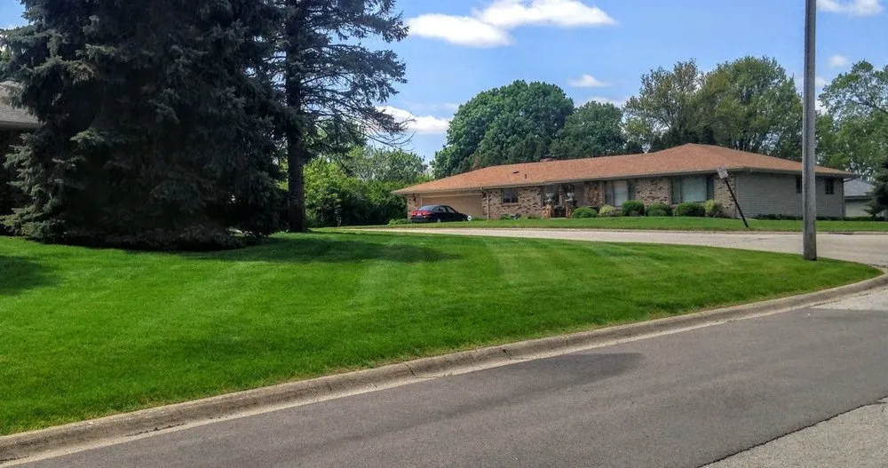 Top-rated yard cleanup service in Machesney Park, IL by Myers Lawn Care