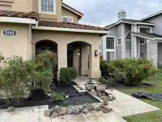 Local lawn care service for year-round maintenance in Oakland, CA by Naive Gardens