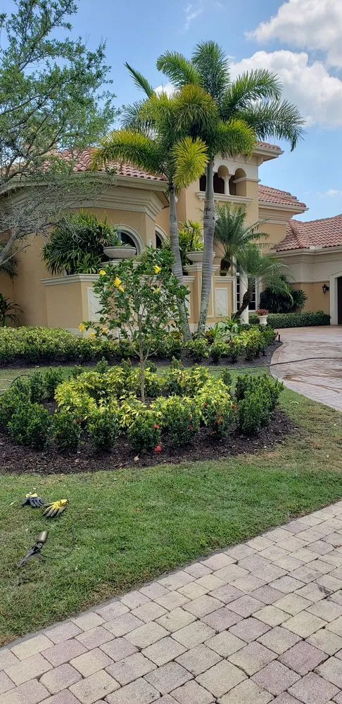Trusted yard maintenance experts serving Jupiter, FL - Natural Landscaping