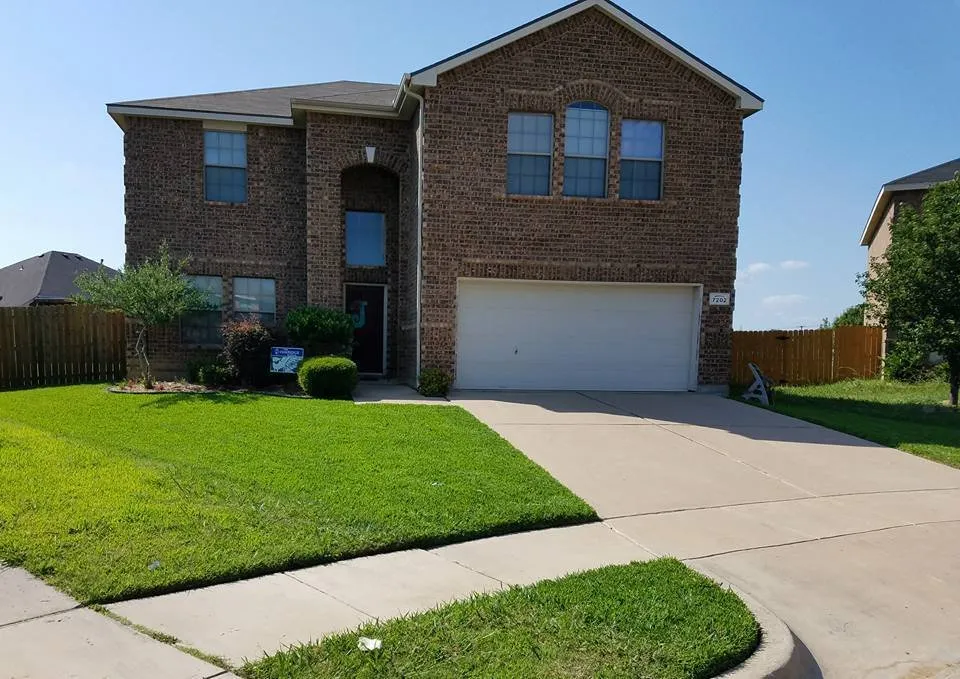 Expert yard maintenance for homes in Burleson, TX by NaturaLuxe Lawns