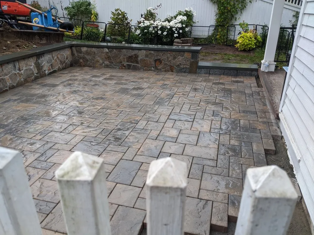 Local garden landscaping for homes in Naugatuck, CT by Nature's Designs