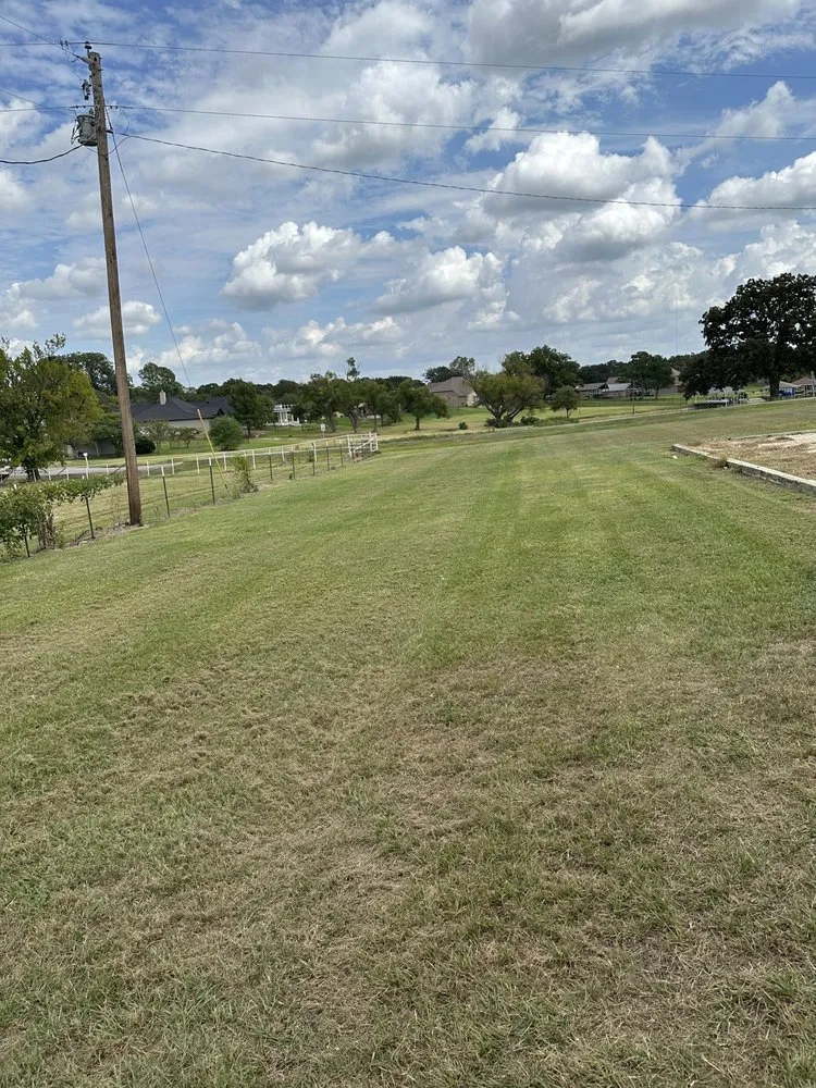 Custom residential landscaping in Oak Ridge, TX by Nature's Edge Landscaping