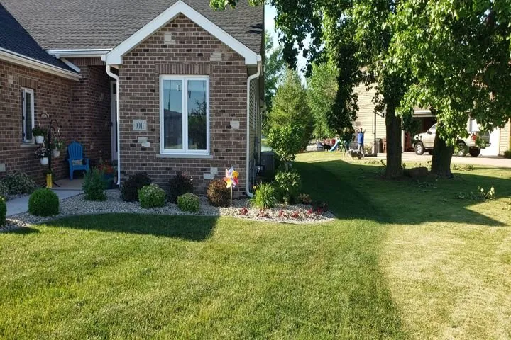 Local yard maintenance in Peotone, IL - Nature's Turf