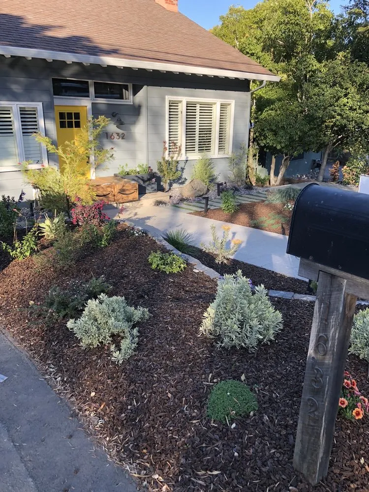 Reliable garden landscaping for year-round maintenance in Palo Alto, CA by NatureWalk Landscapes