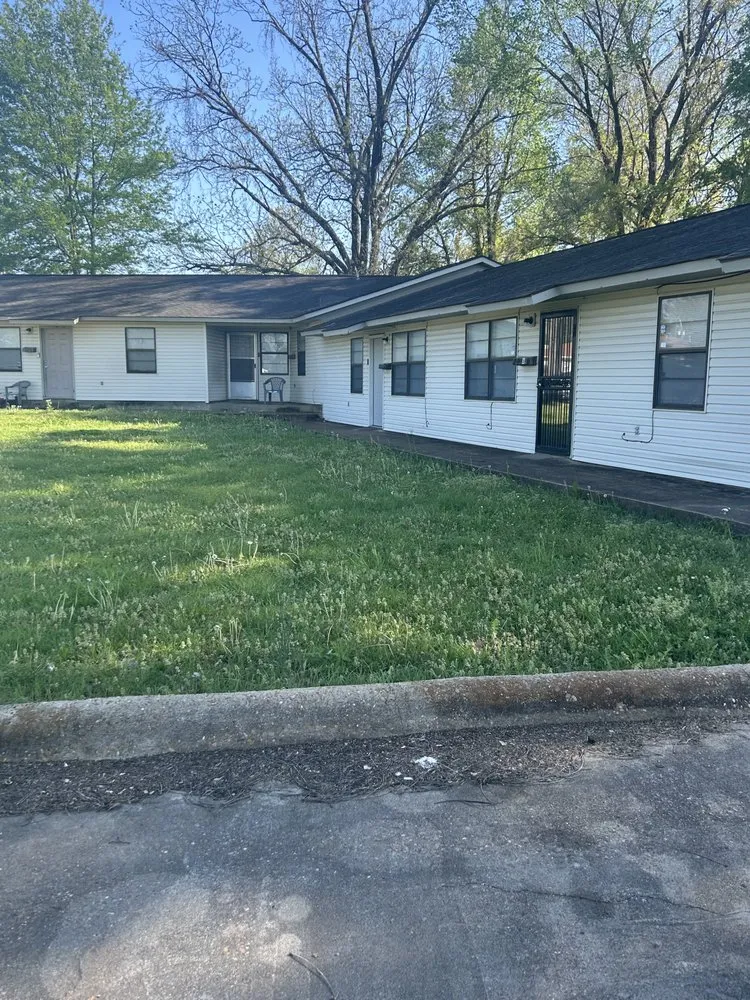 Affordable garden landscaping experts serving West Helena, AR - Nearns Lawn Services