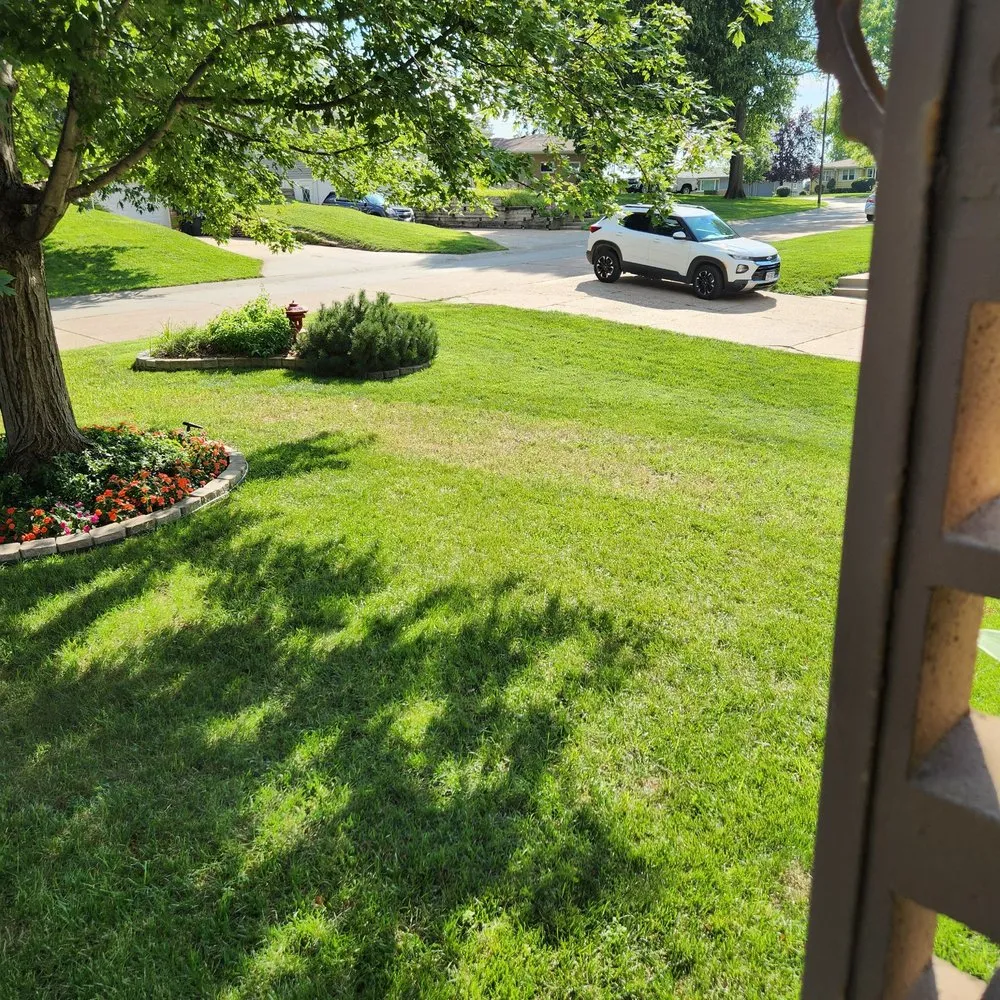 Professional lawn mowing service in Omaha, NE - Nebraska Great Lawns