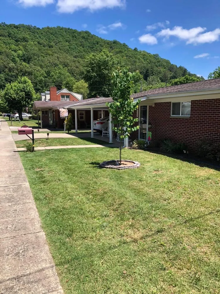 Expert yard maintenance with custom design across Prestonsburg, KY - Neighborhood Lawn Care