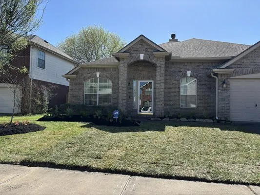 Neri's Landscaping Logo