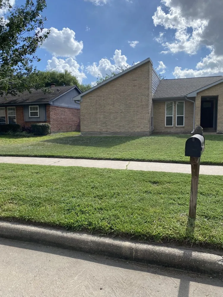 Custom lawn care service for residential properties in Katy, TX by Nery Greenscapes
