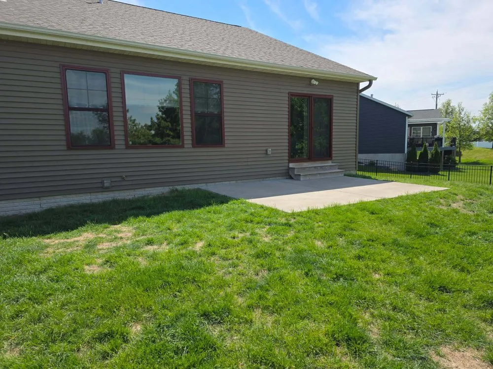 Expert garden landscaping for beautiful yards in Sunrise Beach, MO by Neverending Landscape