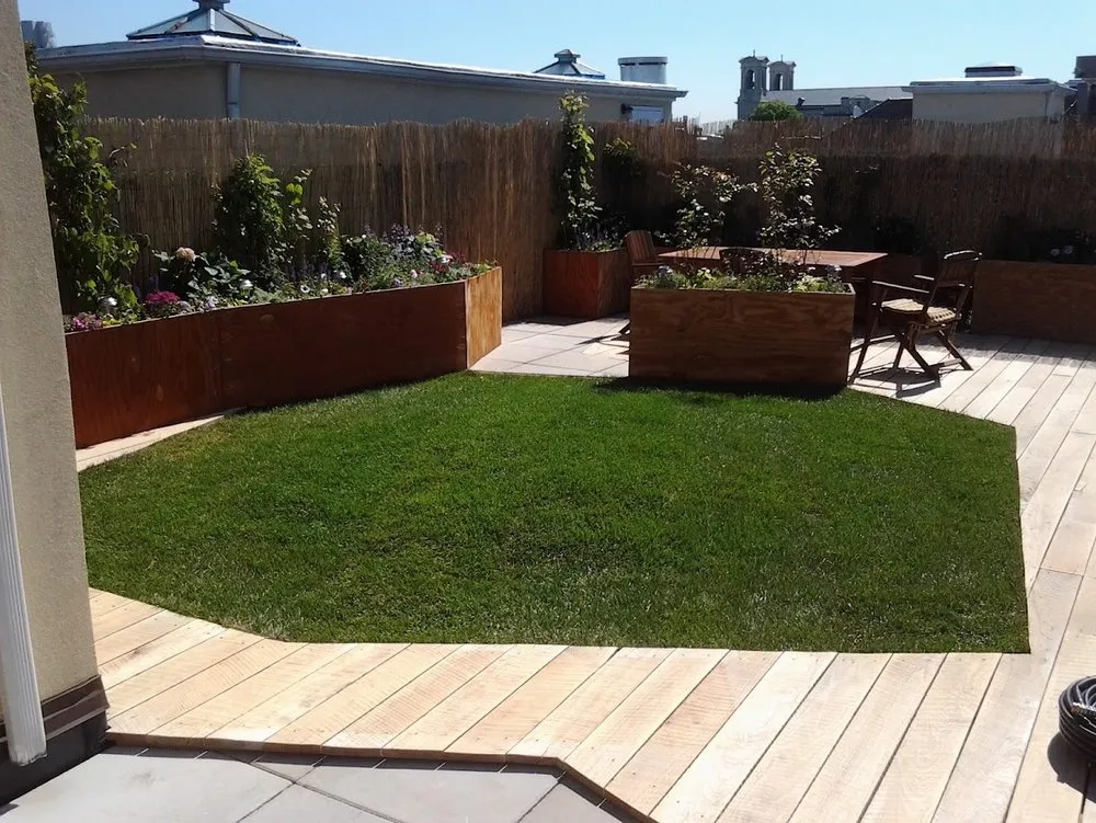Professional yard maintenance for homes in New York, NY by New York Plantings Garden Design