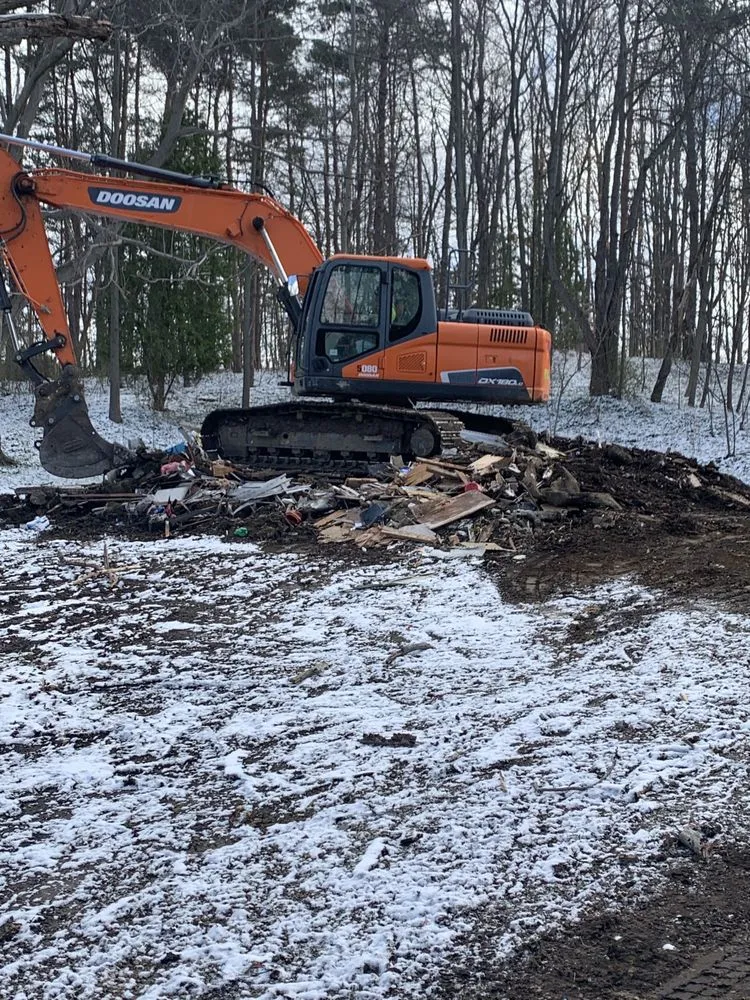 Reliable yard maintenance for beautiful yards in Akron, OH by Next level