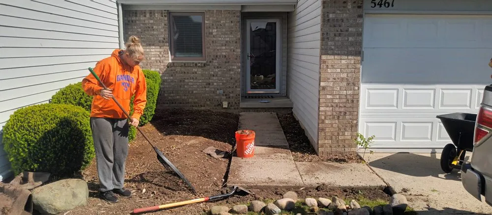 Affordable lawn mowing service in Flint, MI - Nick's Outdoor services