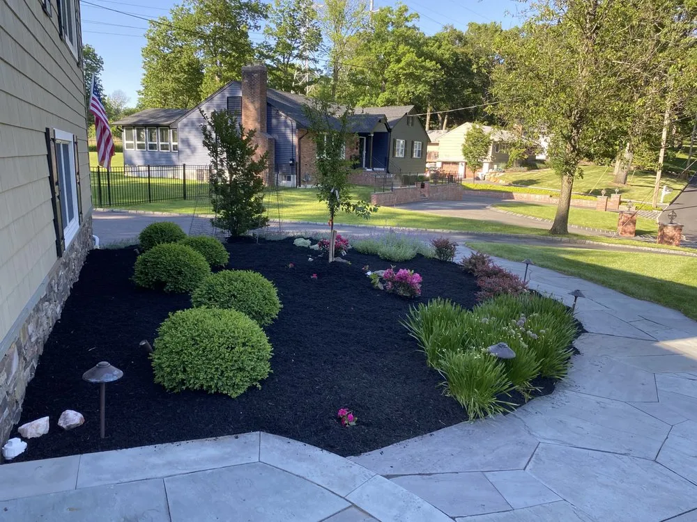 Custom yard maintenance in Lake Hiawatha, NJ by Nieto Unlimited
