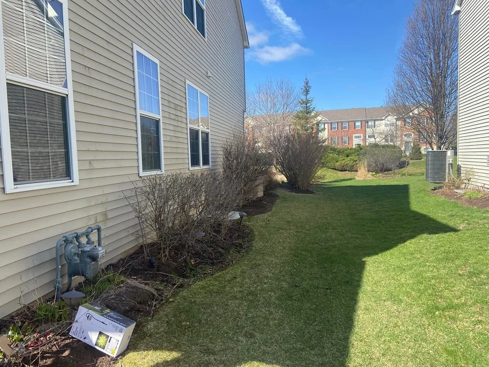 Expert lawn mowing service experts serving Elgin, IL - Nieves Landscaping