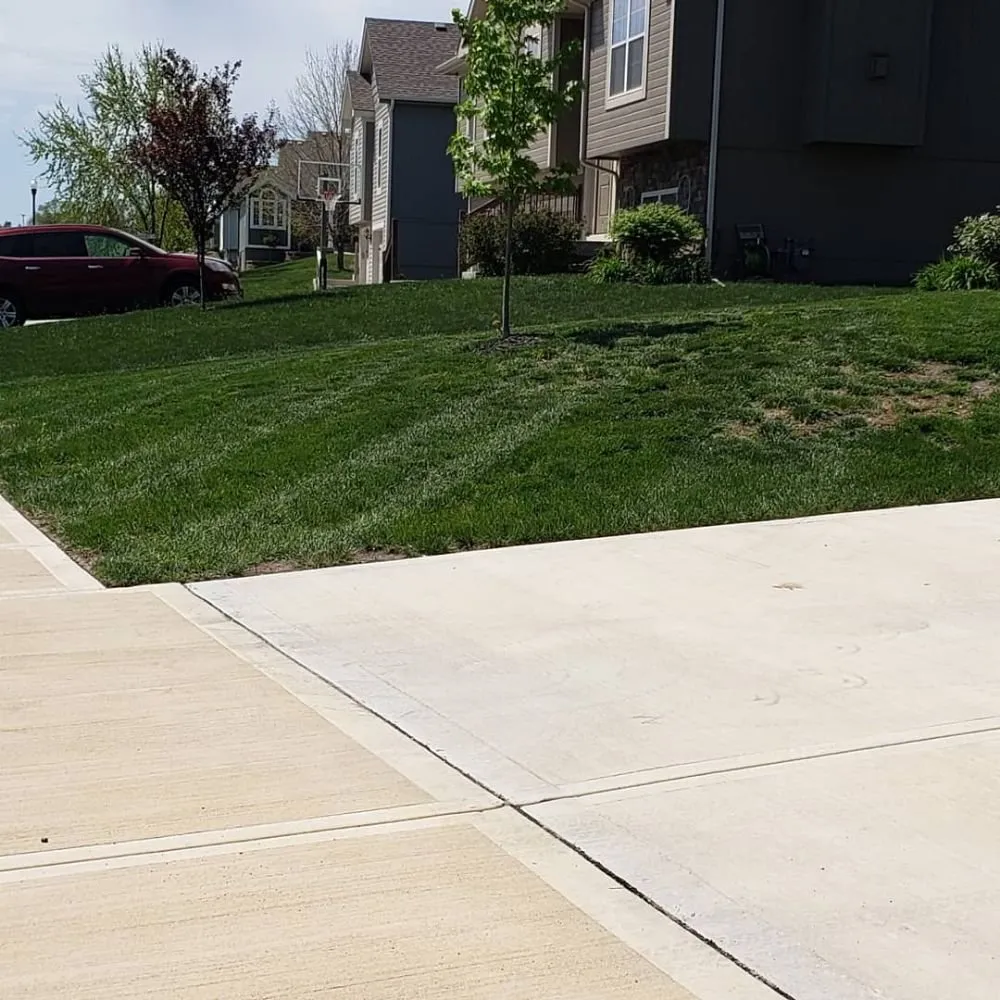 Affordable yard maintenance in Kearney, MO by Nighs Cutting Edge Lawn Maintenance
