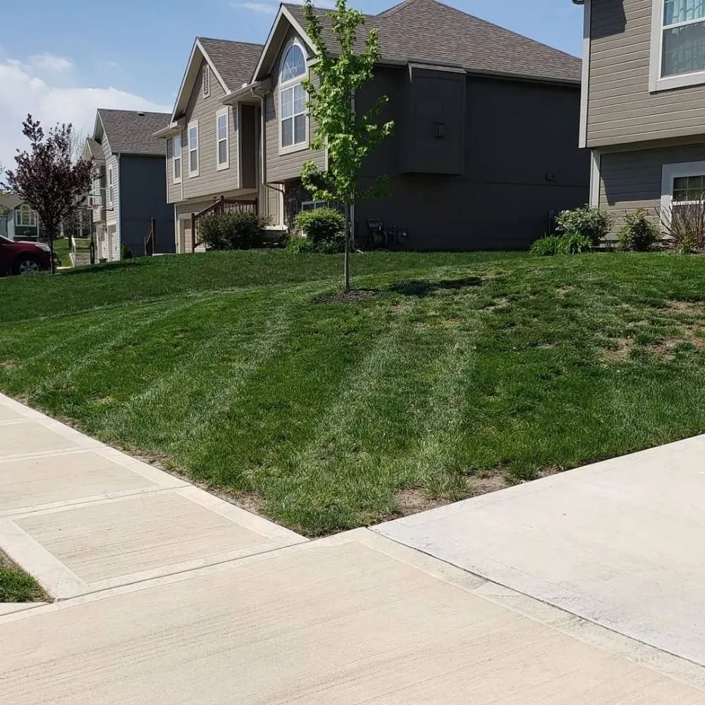 Professional garden landscaping in Kearney, MO by Nighs Cutting Edge Lawn Maintenance