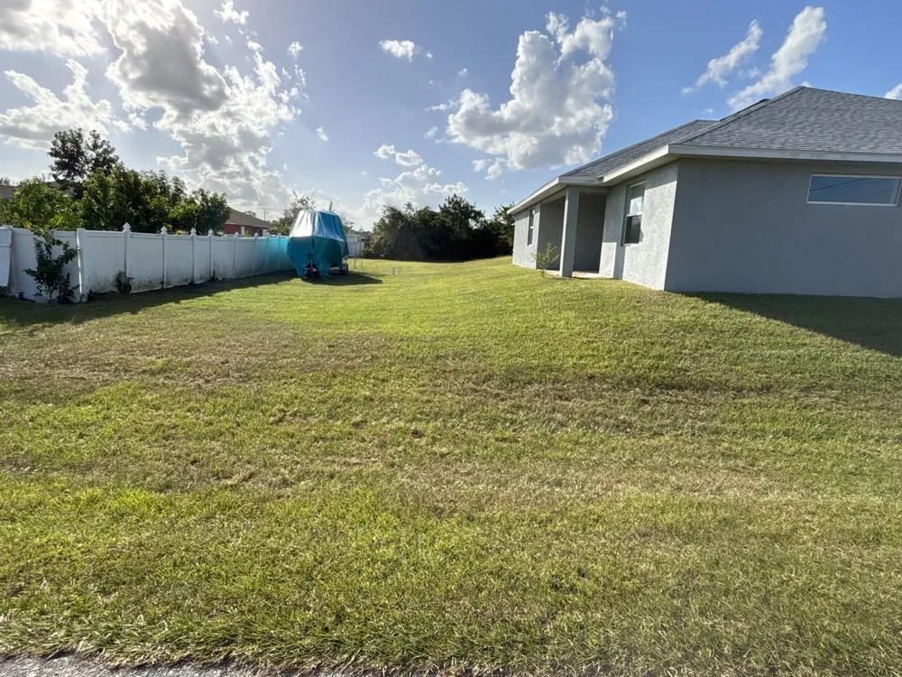 Professional lawn care service experts serving Fort Myers, FL - No Limits Home and Lawn