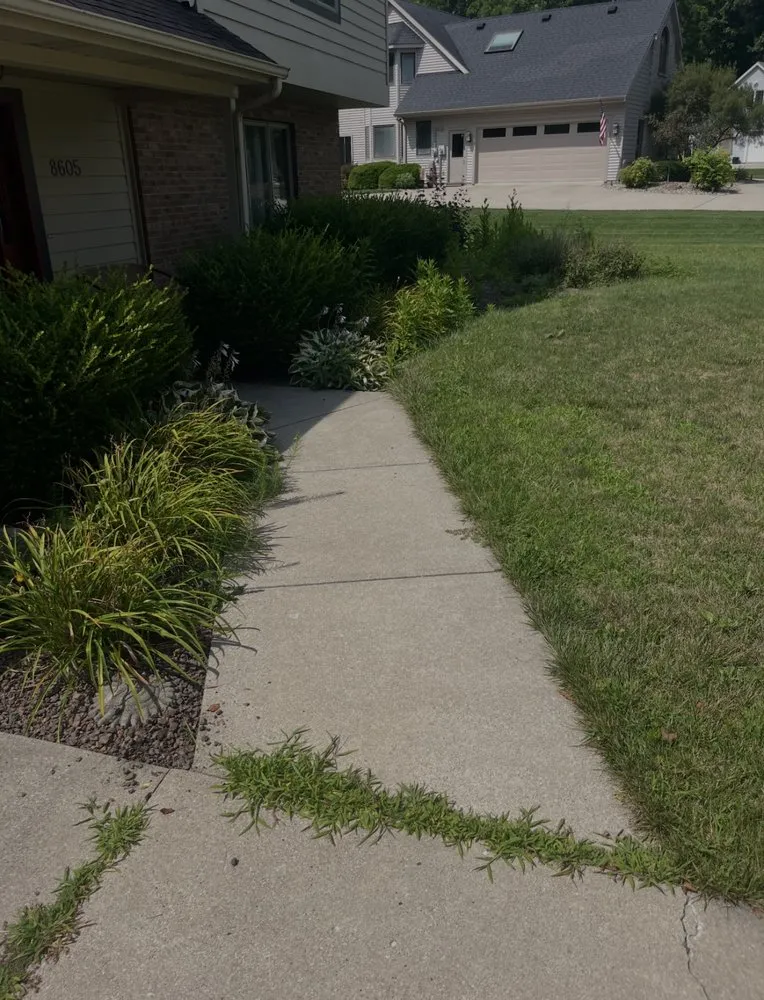 Affordable garden landscaping in Fort Wayne, IN by Noahs Lawn Services