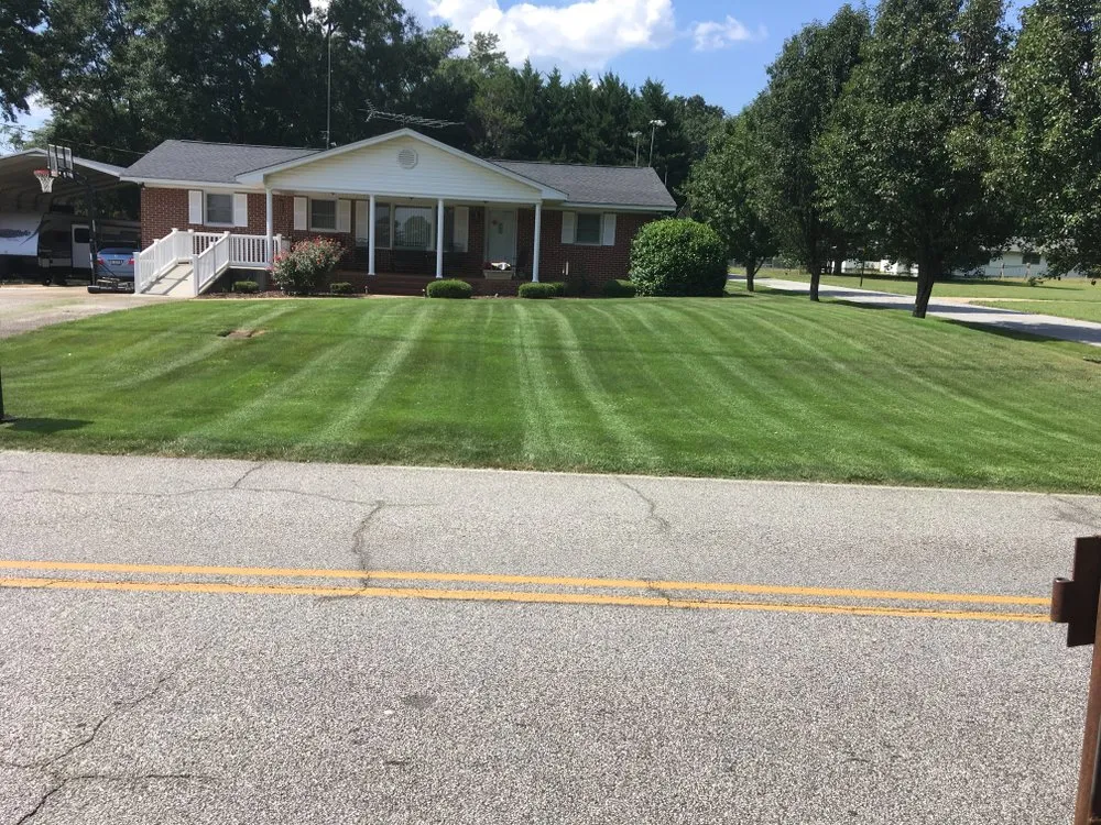 Top-rated lawn mowing service near you in Lavonia, GA by Nolimit Landscape Management