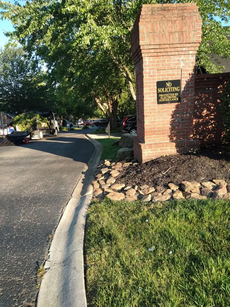 Top-rated lawn mowing service in Knoxville, TN by North valley