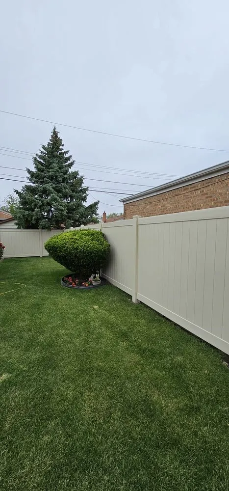 Top-rated lawn care service for homes in Chicago, IL by Nueva Casa