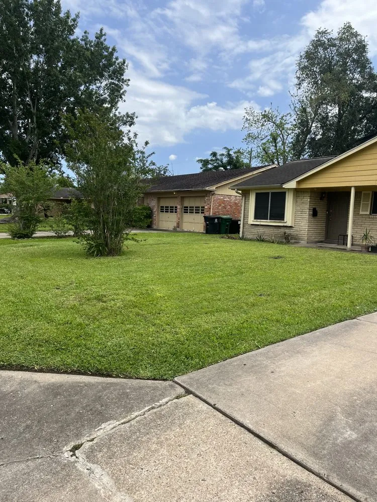 Affordable lawn mowing service in Houston, TX - Nunez Lawn Care