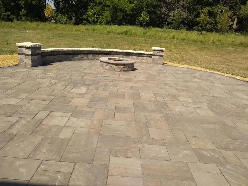 Professional lawn mowing service in Elgin, IL - Oak Land Company