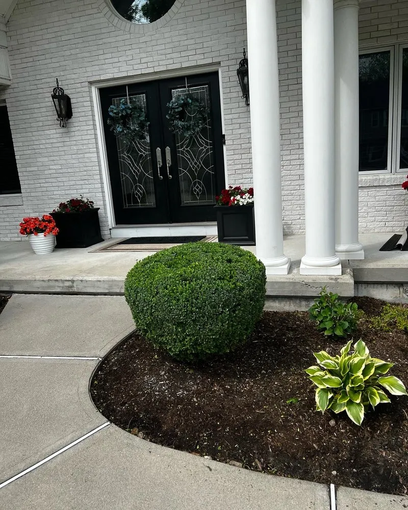 Top-rated lawn care service in Framingham, MA by Oak Landscape