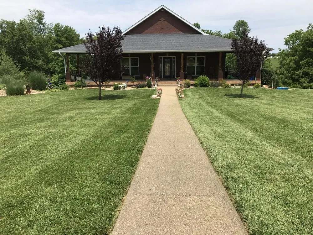 Top-rated yard cleanup service in Elizabethtown, KY by OAKLAWN Landscape and Mowing Services