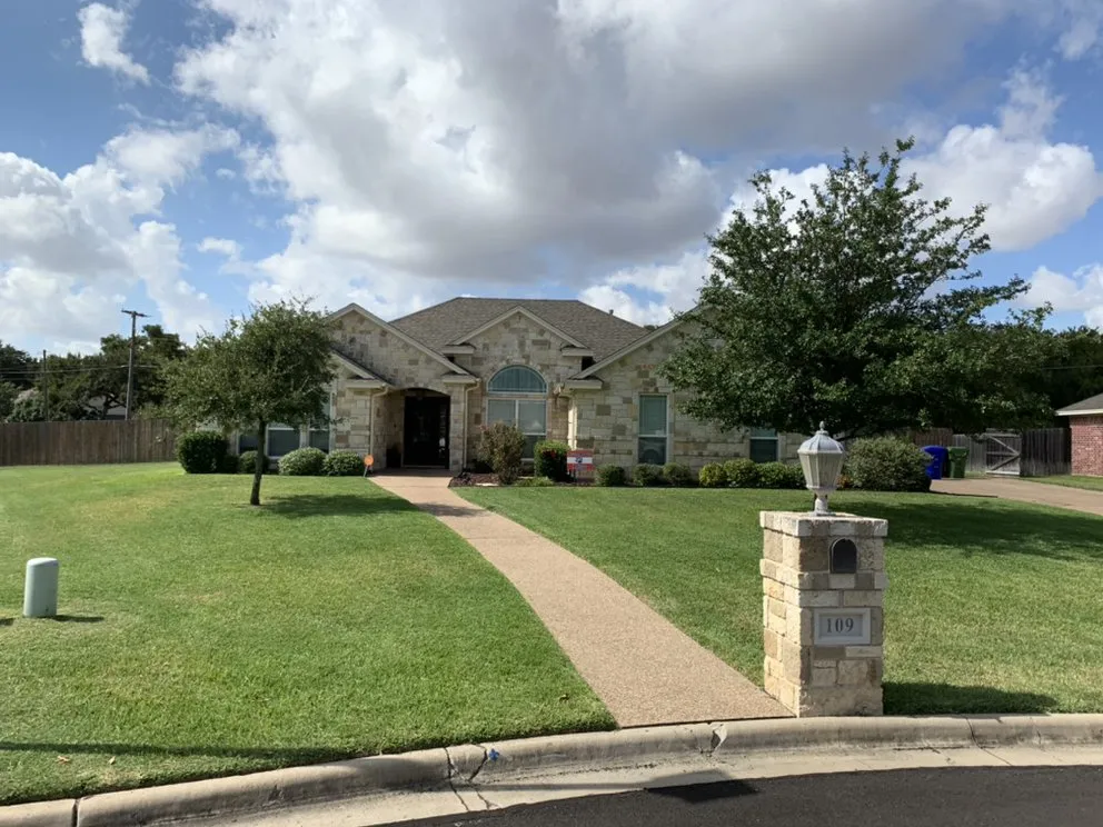 Custom residential landscaping in Woodway, TX - Oasis Lawn and Garden