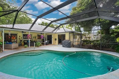 Professional garden landscaping in West Palm Beach, FL by Oasis Property M&M