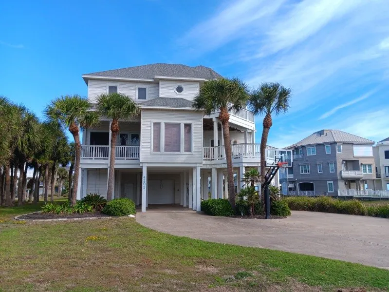 Reliable yard cleanup service experts serving Galveston, TX - Obrat Lawn Service