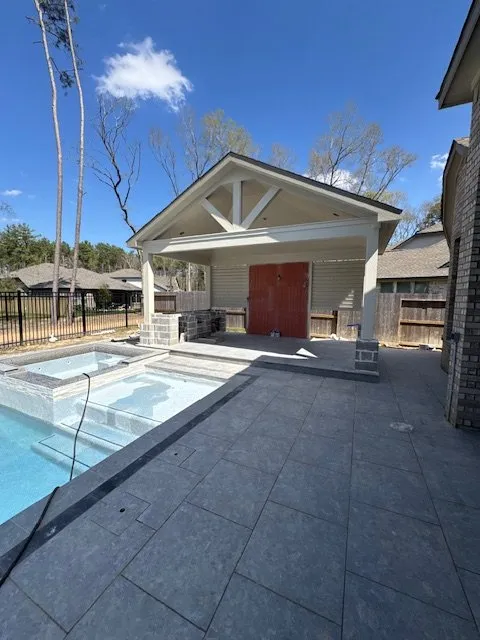 Custom landscape design experts serving Spring, TX - Oceans Edge Custom Pools