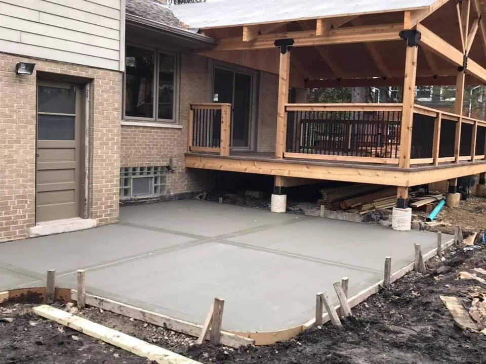 Professional yard maintenance with custom design in Des Plaines, IL by Oceguera Landscaping & Brick Paving