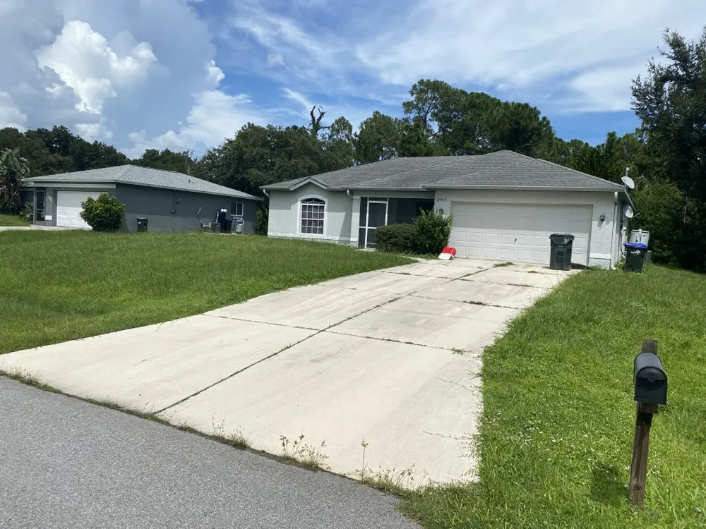 Professional lawn care service in Venice, FL by Ohana Handiwork