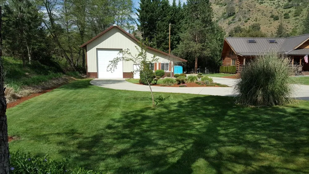 Reliable yard cleanup service in Central Point, OR by Oliva Lawn Care