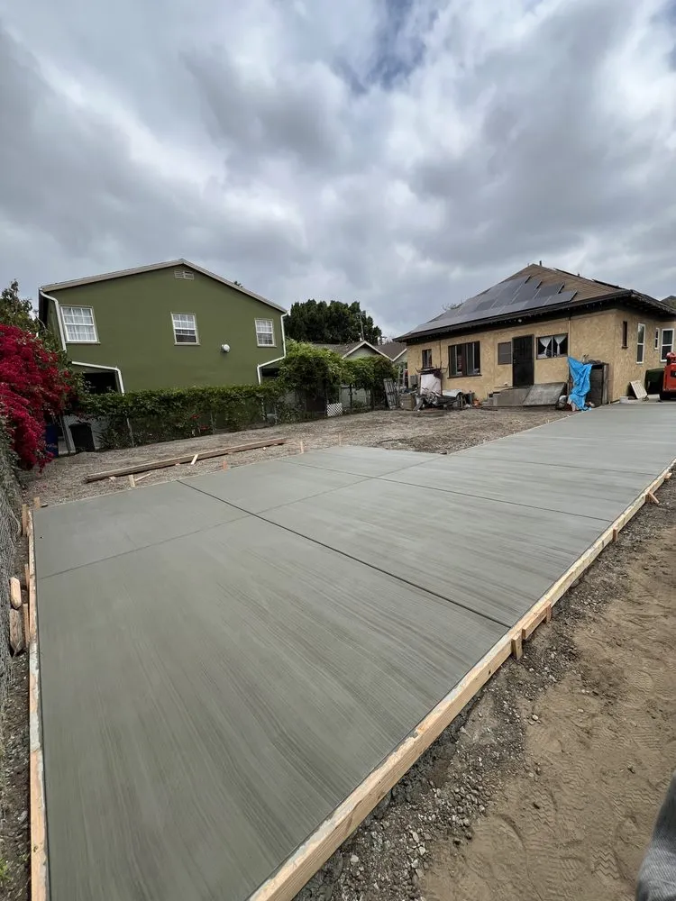 Professional yard maintenance in Chatsworth, CA by OliveWood Landcsaping