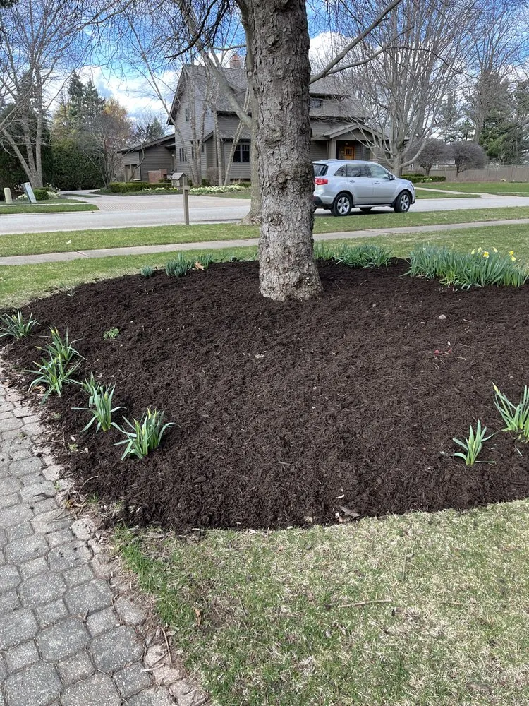 Custom lawn care service experts serving Aurora, IL - Olveras landscaping